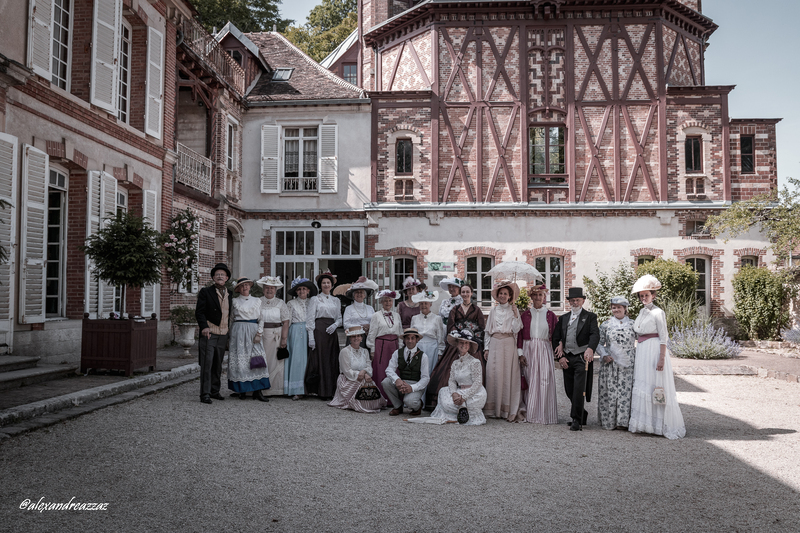 Membres de Crinolines et Cie en costumes Belle Époque au château de Rosa Bonheur