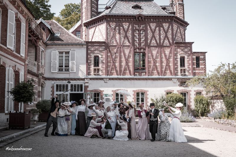 Membres de Crinolines et Cie en costumes Belle Époque au château de Rosa Bonheur