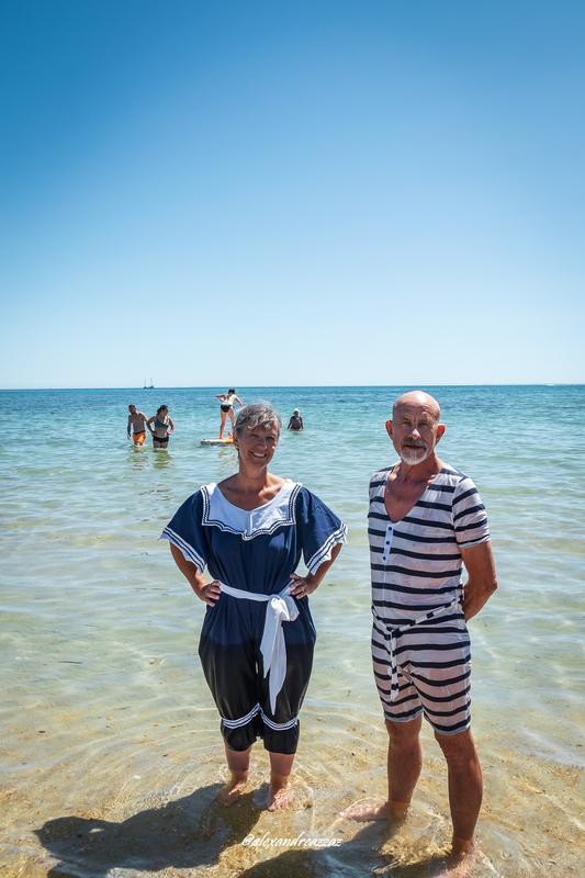 Membres de Crinolines & Cie en costumes historiques sur la plage de Carnac