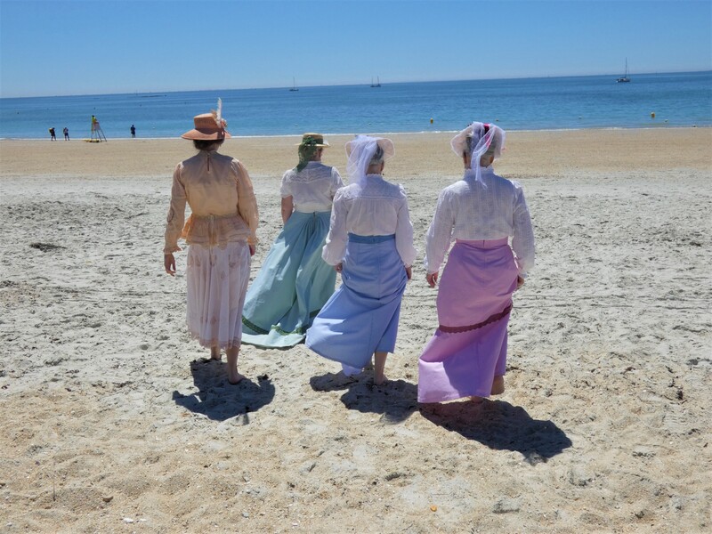 Membres de Crinolines & Cie en costumes historiques sur la plage de Carnac