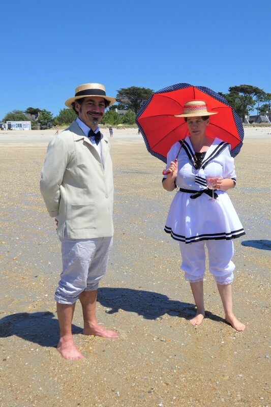 Membres de Crinolines & Cie en costumes historiques sur la plage de Carnac