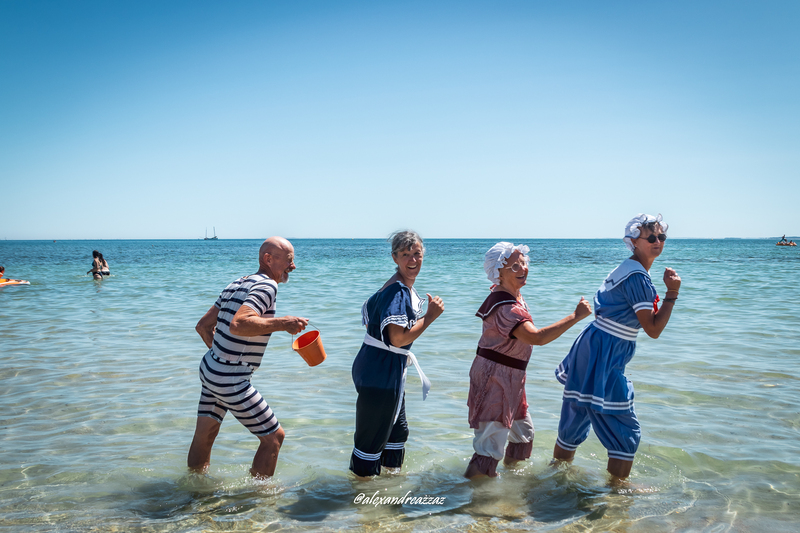 Baignade en costumes d'époque sur la plage de Carnac