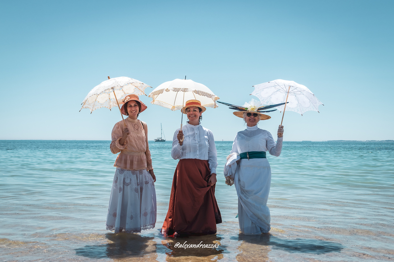Membres de Crinolines & Cie en costumes historiques sur la plage de Carnac