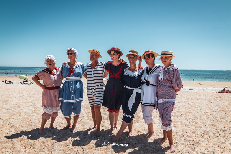 Membres de Crinolines & Cie en costumes historiques sur la plage de Carnac