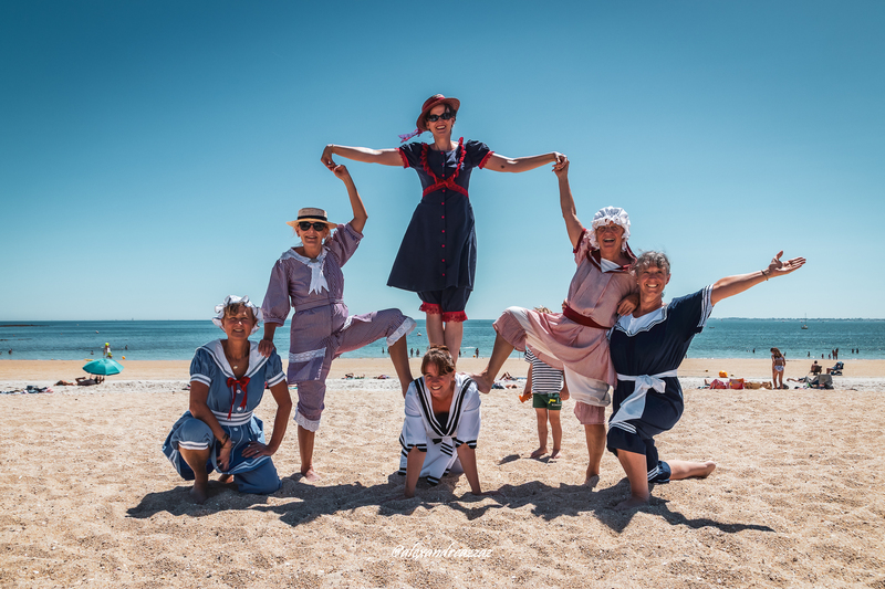 Jeux de plage en costumes historiques lors d'une sortie Ă Carnac