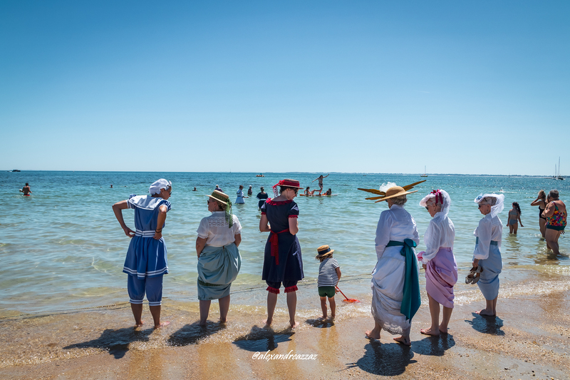 Membres de Crinolines & Cie en costumes historiques sur la plage de Carnac