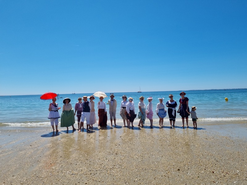 Membres de Crinolines & Cie en costumes historiques sur la plage de Carnac