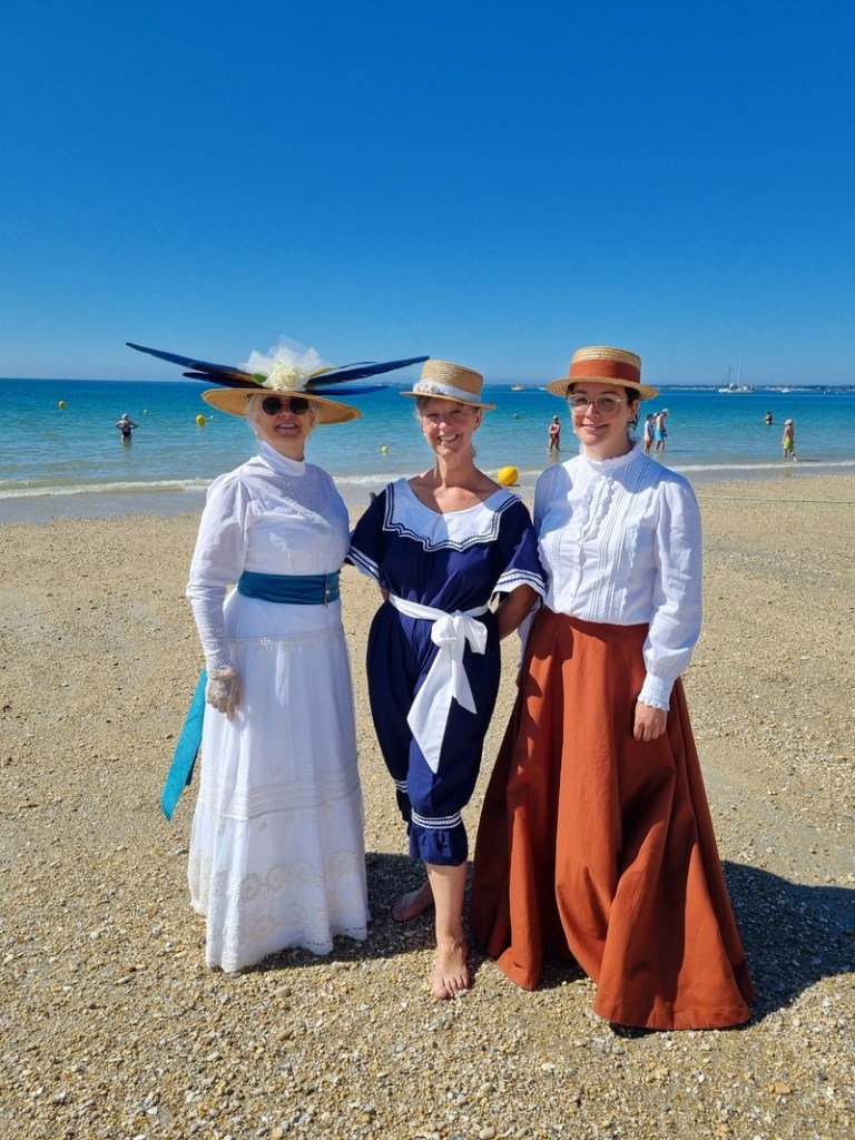 Membres de Crinolines & Cie en costumes historiques sur la plage de Carnac
