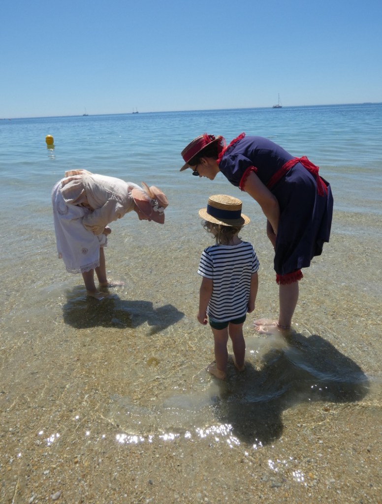 Baignade en costumes d'époque sur la plage de Carnac