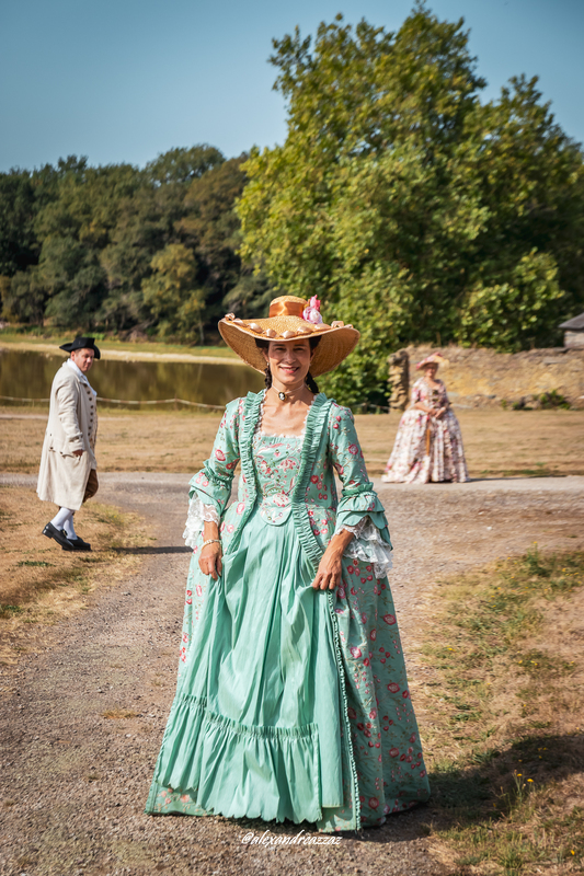Membres de Crinolines et Cie en costumes XVIIIe siècle au château de Loyat