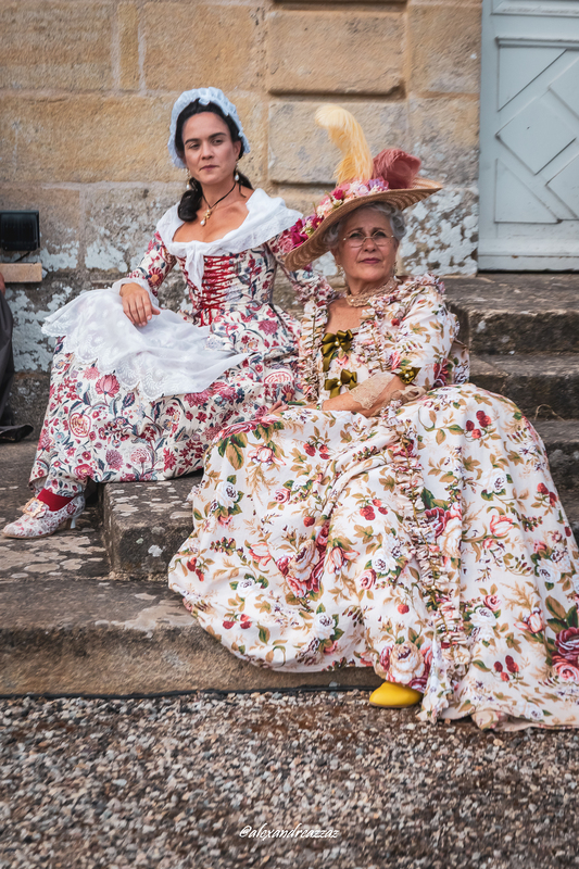 Membres de Crinolines et Cie en costumes XVIIIe siècle au château de Loyat