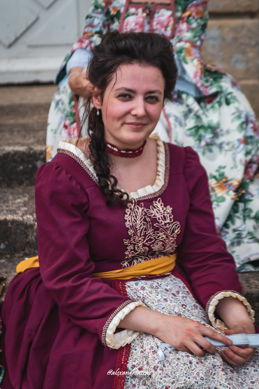 Membres de Crinolines et Cie en costumes XVIIIe siècle au château de Loyat