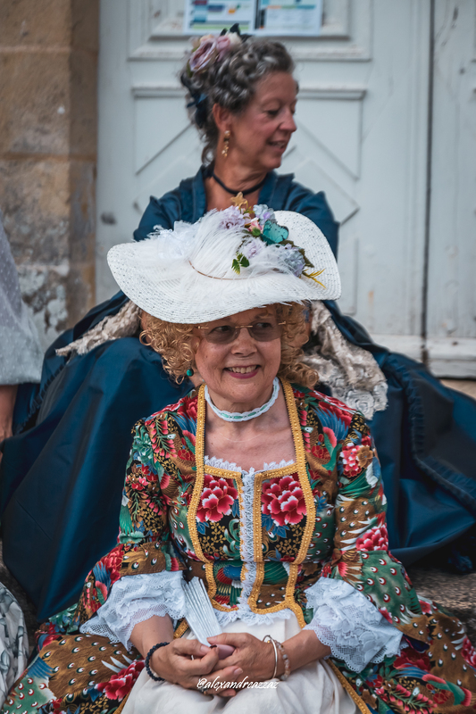 Membres de Crinolines et Cie en costumes XVIIIe siècle au château de Loyat