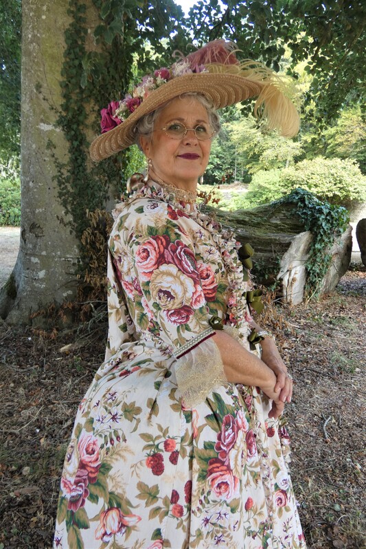 Membres de Crinolines et Cie en costumes XVIIIe siècle au château de Loyat