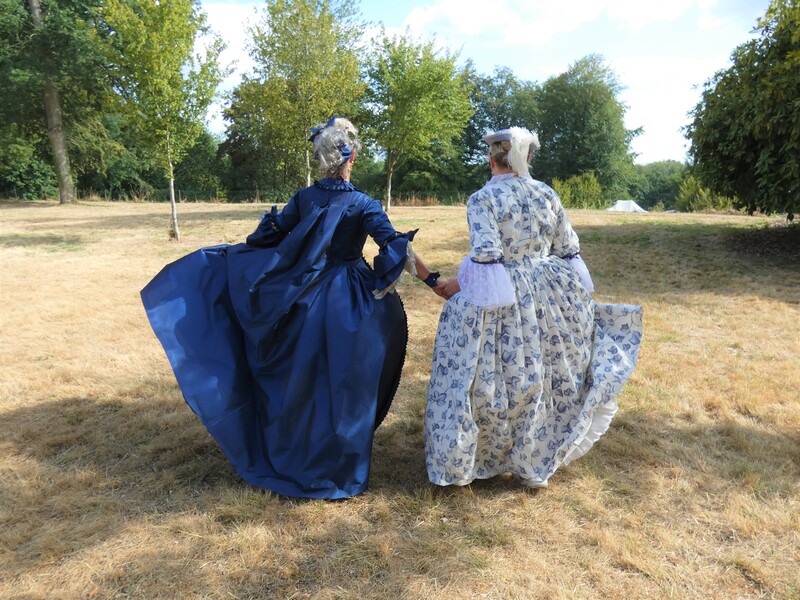 Membres de Crinolines et Cie en costumes XVIIIe siècle au château de Loyat