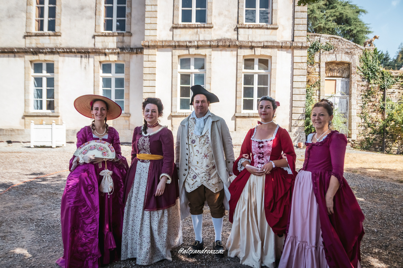 Membres de Crinolines et Cie en costumes XVIIIe siècle au château de Loyat