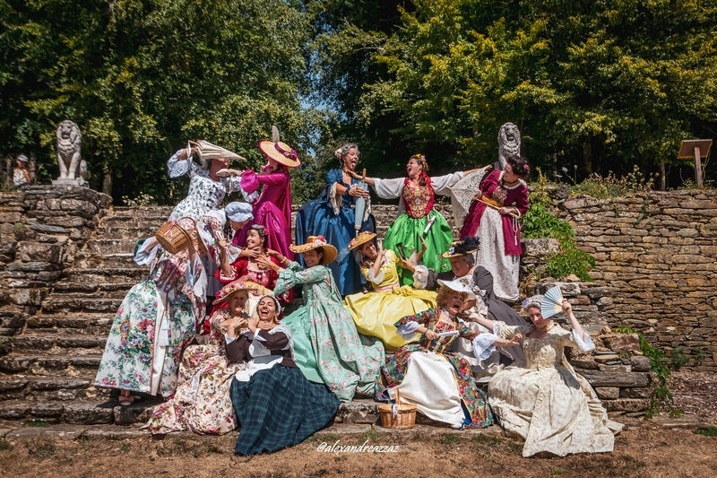 Membres de Crinolines et Cie en costumes XVIIIe siècle au château de Loyat