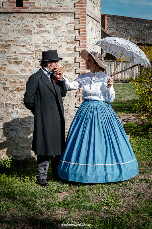 Membres de Crinolines et Cie en costumes Second Empire au Château de Briord