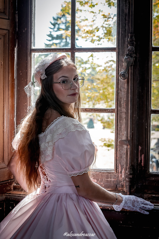 Membres de Crinolines et Cie en costumes Second Empire au Château de Briord
