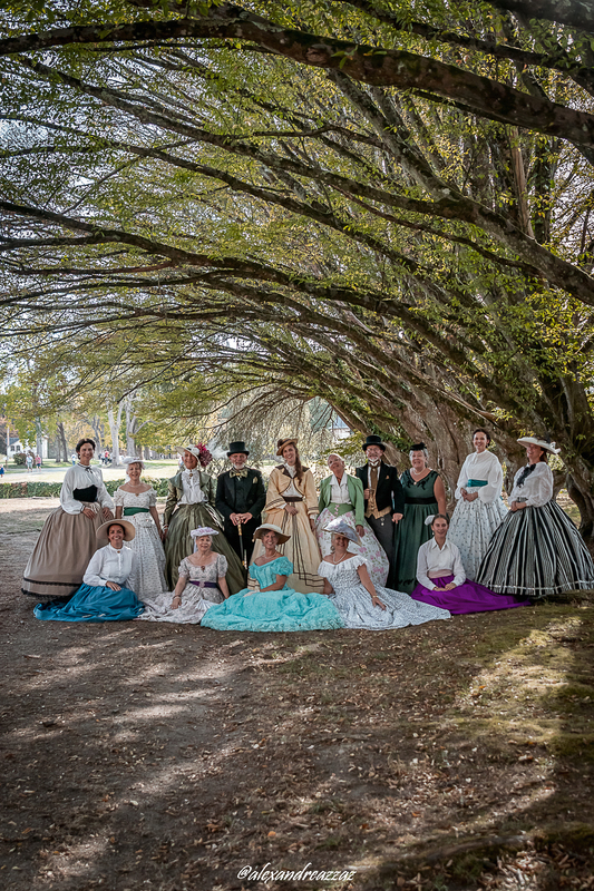 Groupe de Crinolines et Cie en costumes Second Empire devant le Château de Briord