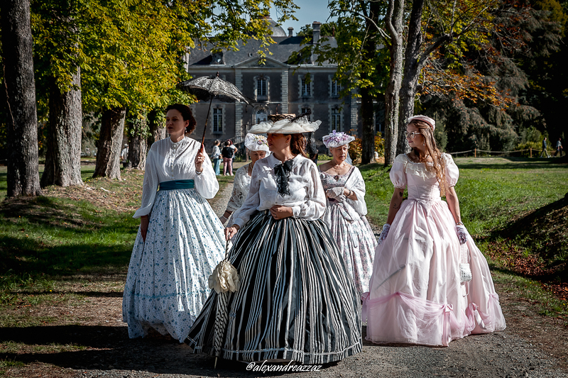 Membres de Crinolines et Cie en costumes Second Empire au Château de Briord
