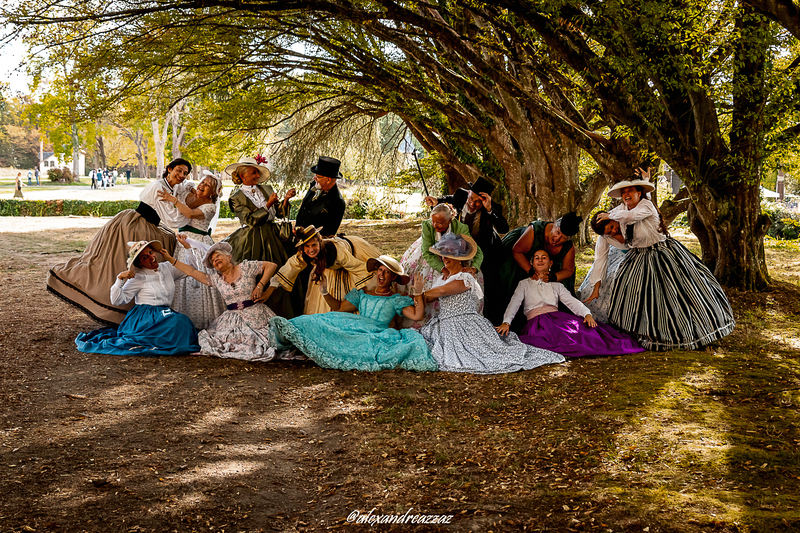 Groupe de Crinolines et Cie en costumes Second Empire devant le Château de Briord