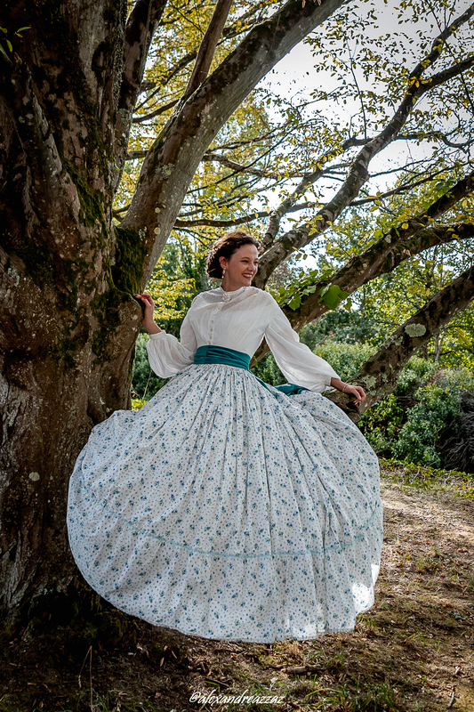 Membres de Crinolines et Cie en costumes Second Empire au Château de Briord