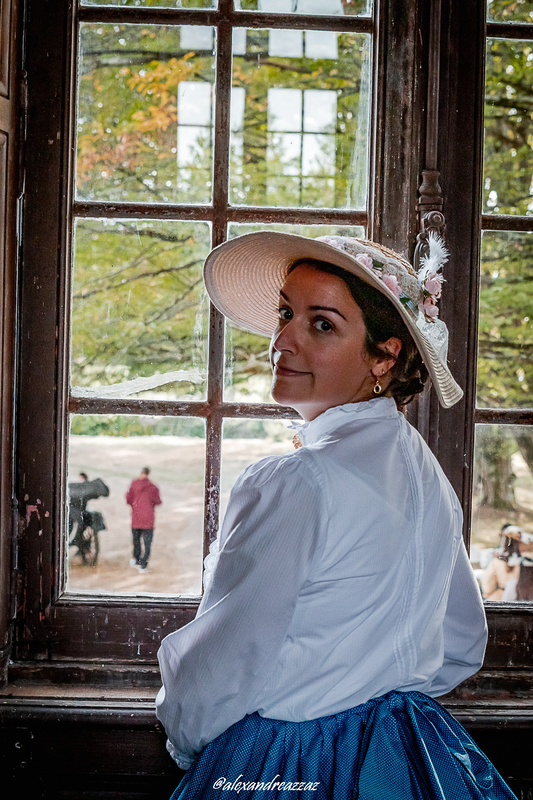 Membres de Crinolines et Cie en costumes Second Empire au Château de Briord
