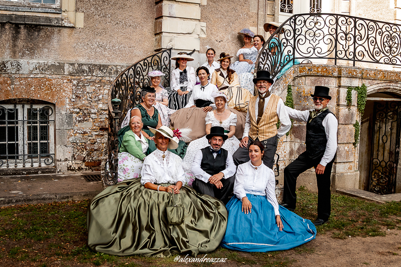 Groupe de Crinolines et Cie en costumes Second Empire devant le Château de Briord