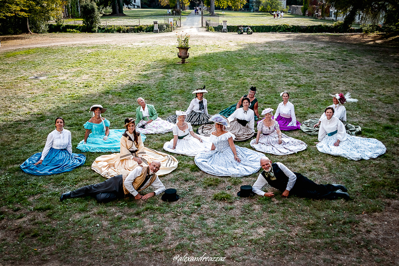 Groupe de Crinolines et Cie en costumes Second Empire devant le Château de Briord