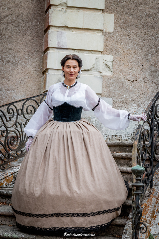 Membres de Crinolines et Cie en costumes Second Empire au Château de Briord