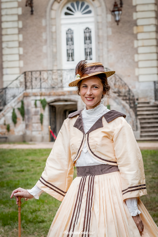 Membres de Crinolines et Cie en costumes Second Empire au Château de Briord