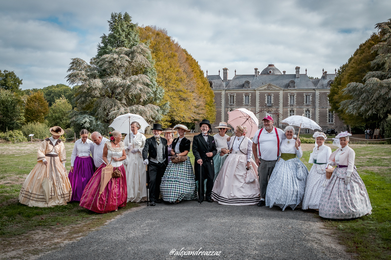 Groupe de Crinolines et Cie en costumes Second Empire devant le Château de Briord