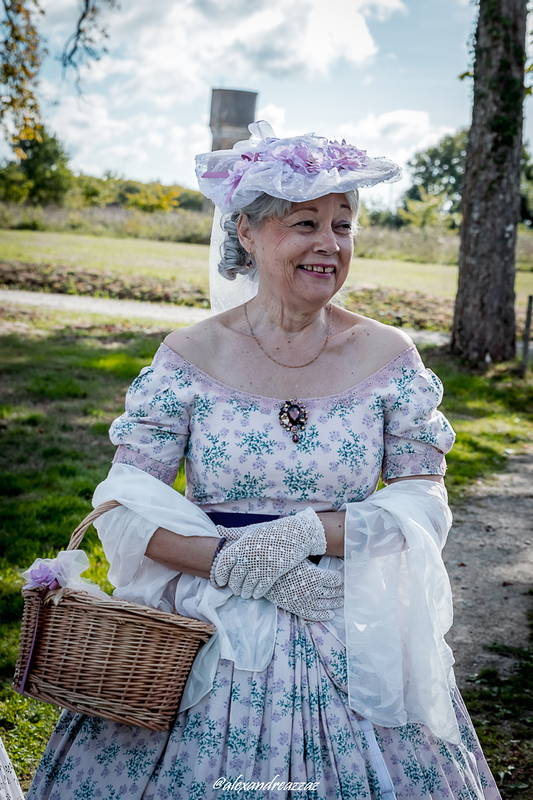 Membres de Crinolines et Cie en costumes Second Empire au Château de Briord