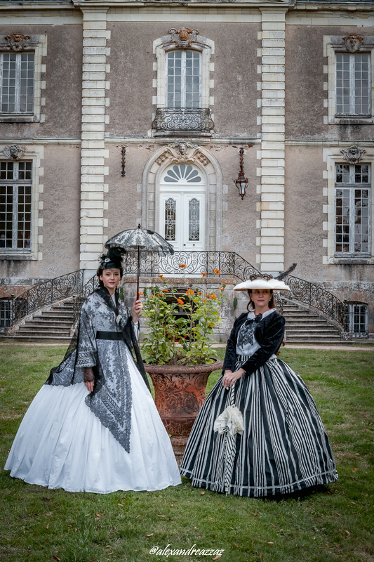 Membres de Crinolines et Cie en costumes Second Empire au Château de Briord