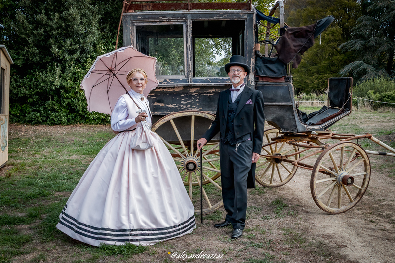 Membres de Crinolines et Cie en costumes Second Empire au Château de Briord