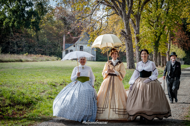 Membres de Crinolines et Cie en costumes Second Empire au Château de Briord