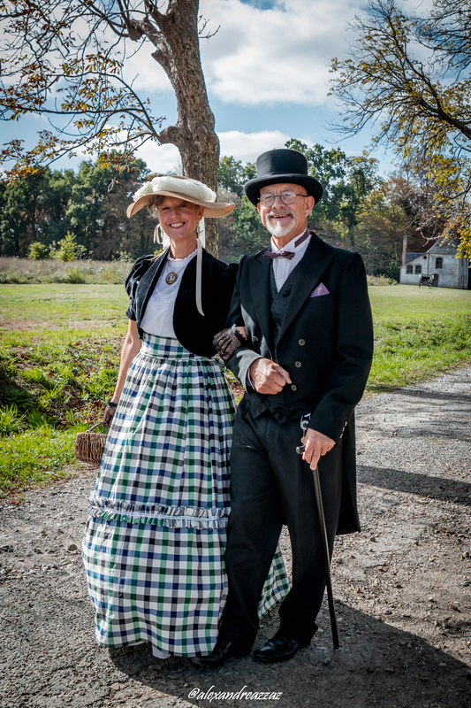 Membres de Crinolines et Cie en costumes Second Empire au Château de Briord