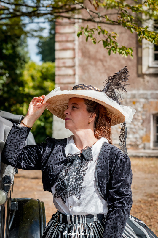 Membres de Crinolines et Cie en costumes Second Empire au Château de Briord
