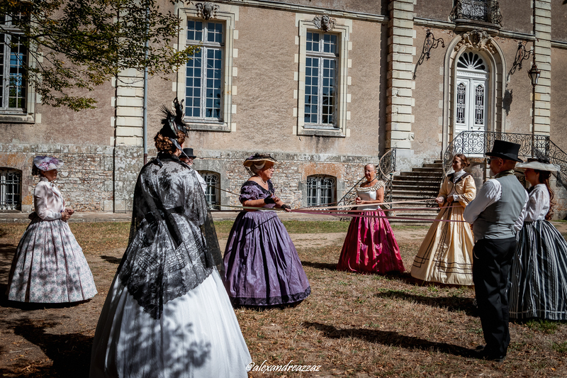 Animation historique de Crinolines et Cie au Château de Briord