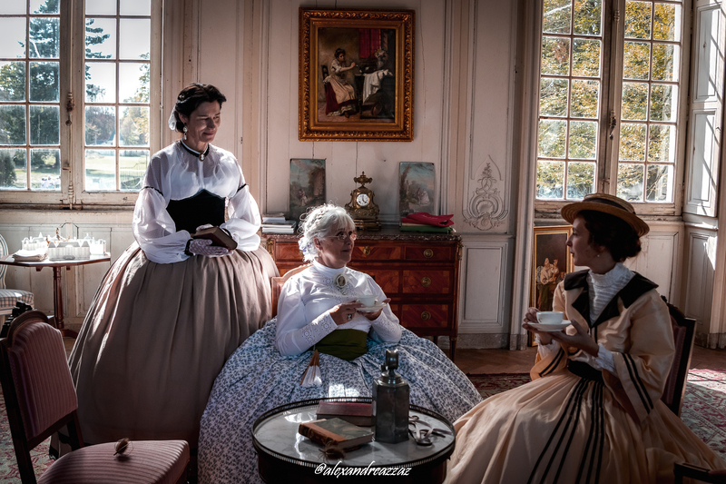 Membres de Crinolines et Cie en costumes Second Empire au Château de Briord