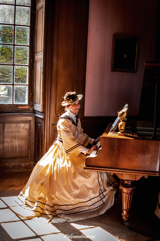 Membres de Crinolines et Cie en costumes Second Empire au Château de Briord