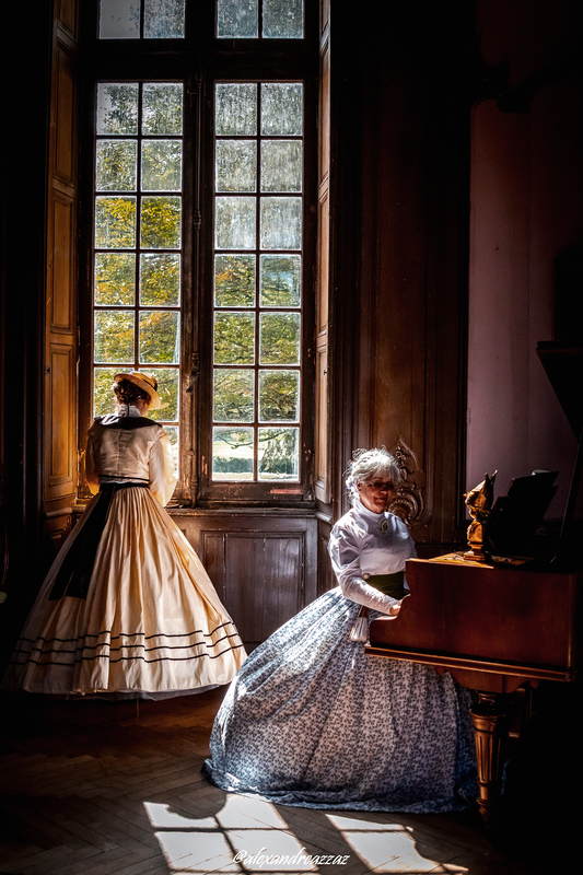 Membres de Crinolines et Cie en costumes Second Empire au Château de Briord