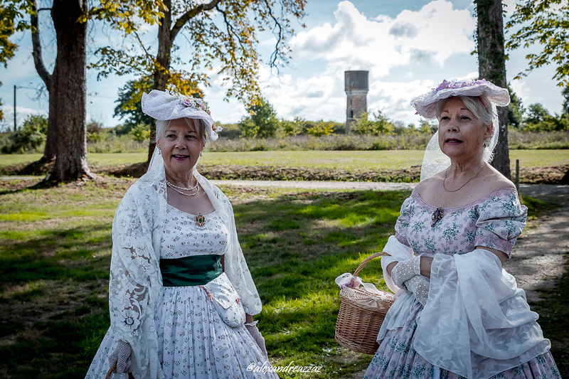 Membres de Crinolines et Cie en costumes Second Empire au Château de Briord