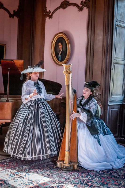 Membres de Crinolines et Cie en costumes Second Empire au Château de Briord