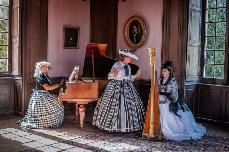 Membres de Crinolines et Cie en costumes Second Empire au Château de Briord