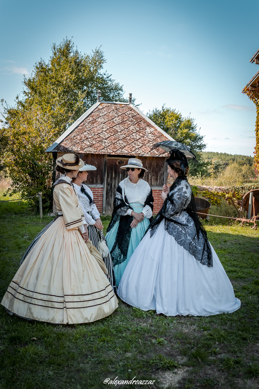 Membres de Crinolines et Cie en costumes Second Empire au Château de Briord