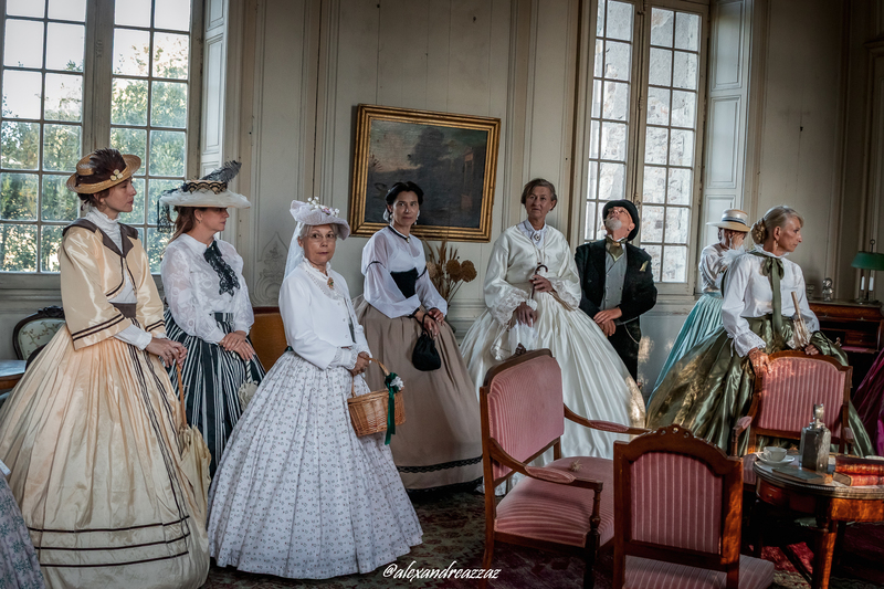 Groupe de Crinolines et Cie en costumes Second Empire devant le Château de Briord