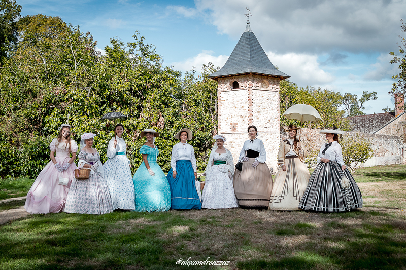 Groupe de Crinolines et Cie en costumes Second Empire devant le Château de Briord