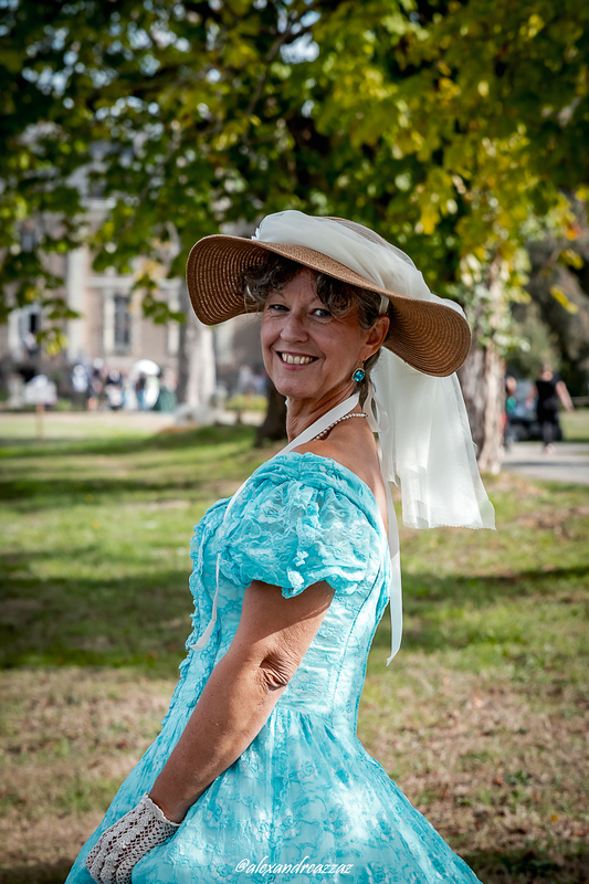 Membres de Crinolines et Cie en costumes Second Empire au Château de Briord